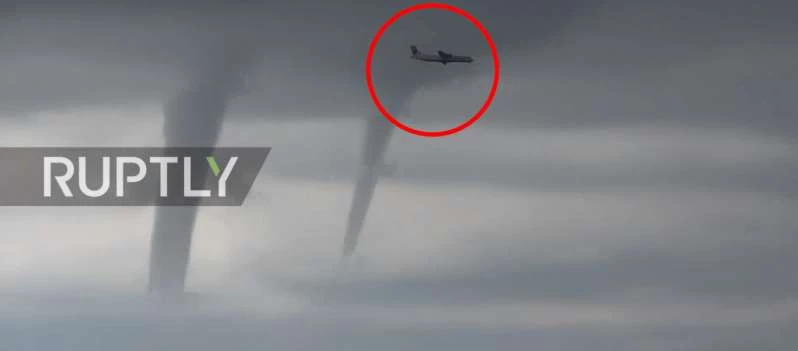 Ρωσία: Πιλότος «δαμάζει» τρεις υδροστρόβιλους – Βίντεο